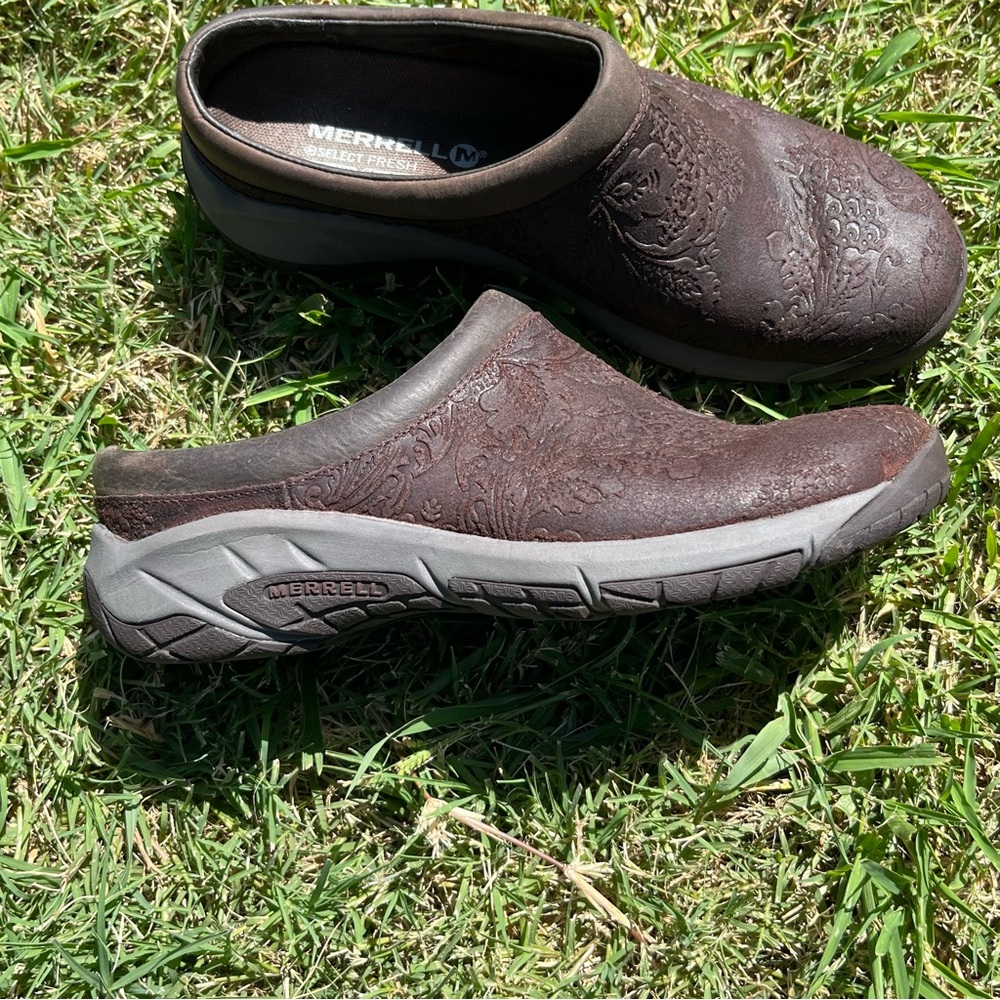 EUC Merrell Women’s Encore Frill Brown Embossed Slip-Ons